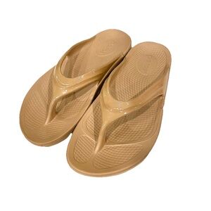 OOFOS women’s original tan flip flops size 7 sandals